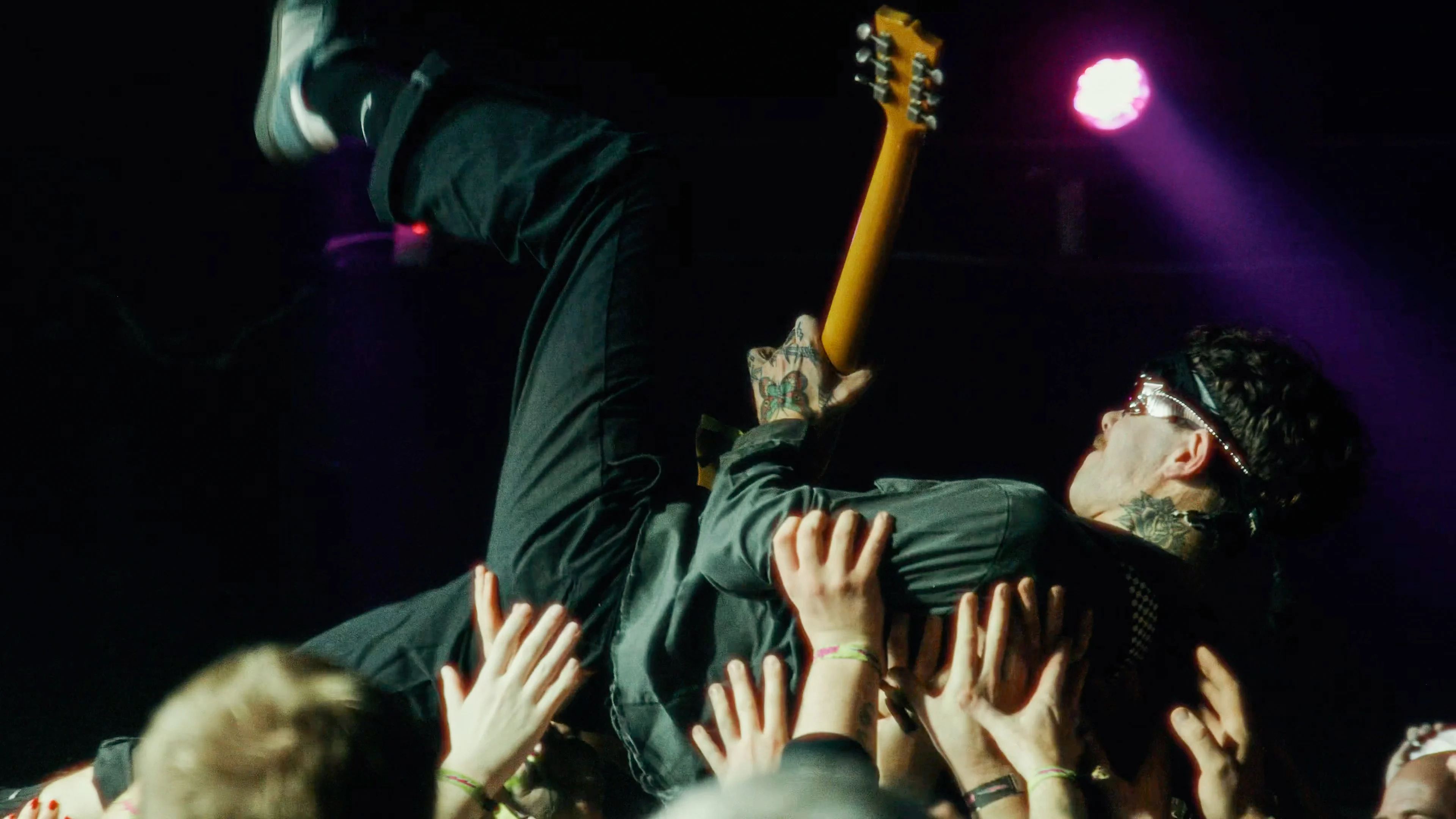 Guitar hero crowd surfing at Vralet festival 2025